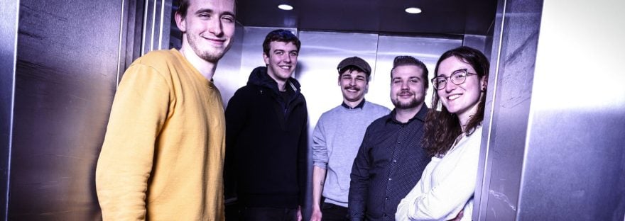 Vier Volontäre und eine Volontärin der Sächsischen Zeitung stehen im Fahrstuhl im Haus der Presse in Dresden
