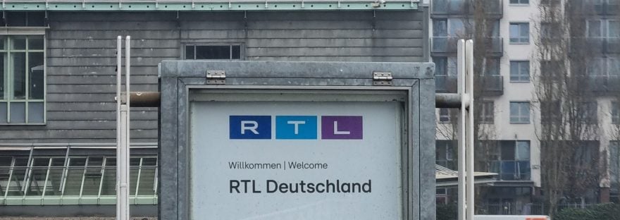 Das Schild von RTL am Eingang der Henri-Nannen-Schule